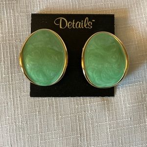 Details pierced earrings